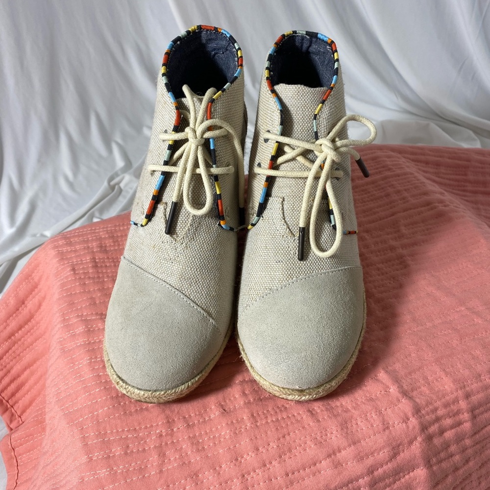 Size 8, Tom’s espadrille wedge, tan, boho